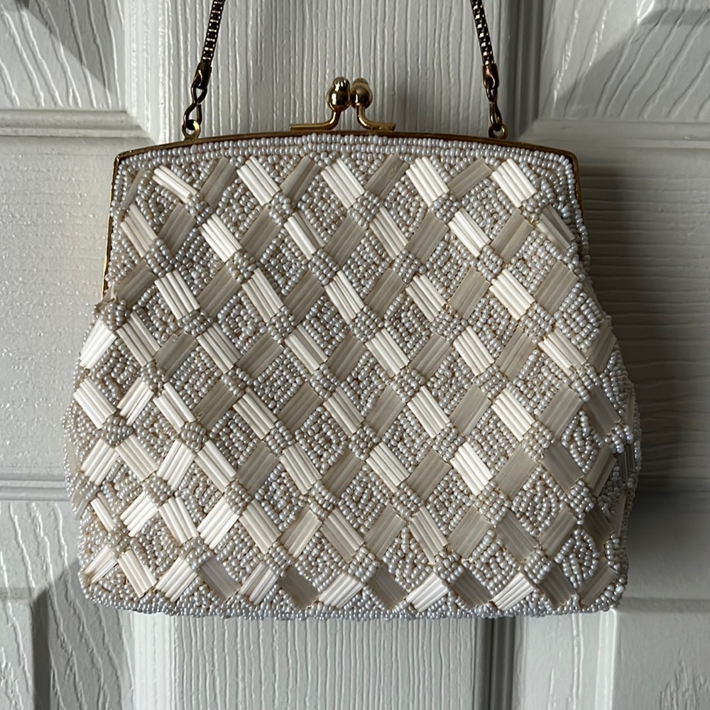 VINTAGE HAND MADE IN HONG KONG WHITE BEADED PURSE CLUTCH HANDBAG MOTHER OF PEARL